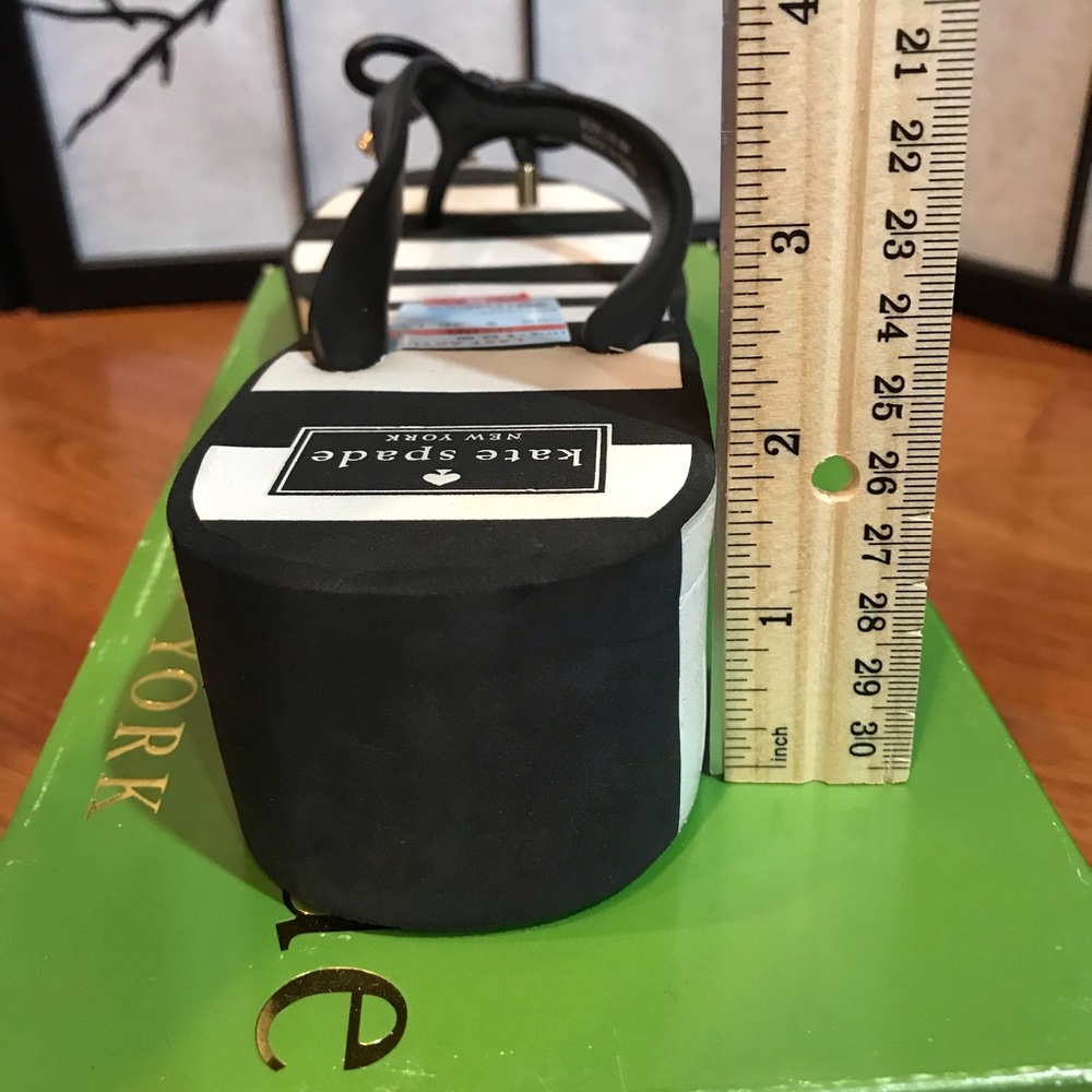 Kate Spade strip Rhett sandy.(ID.MV) - Picture 3 of 6